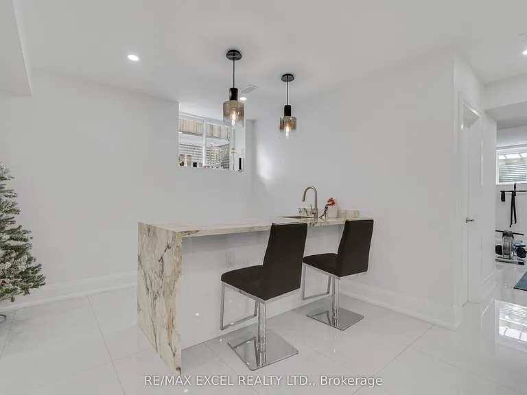 49 Kenton Dr — Photo 40