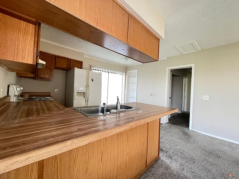 2 Bedroom 2 Bath Apartment w/ Washer and Dryer Connections — Photo 3
