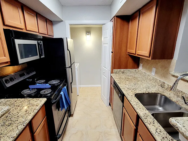 Broadwater Apartments — Photo 24