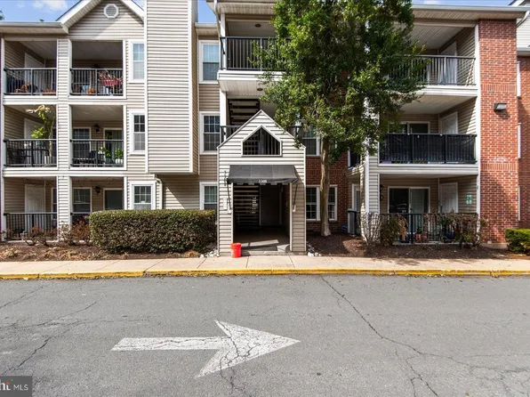 3308 Wyndham Cir APT 221, Alexandria, VA 22302