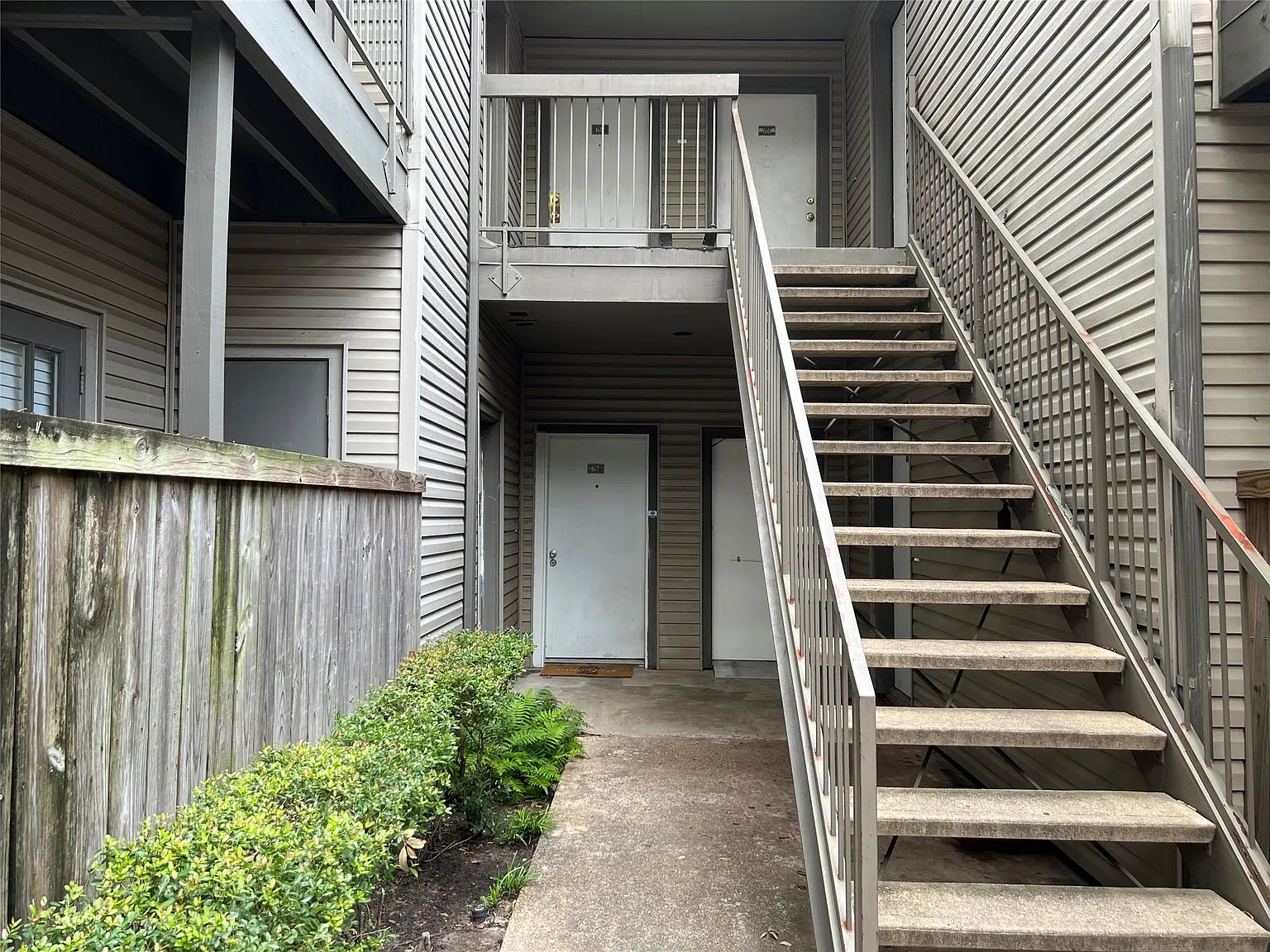 1 bed, 1.0 bath, 736 sqft, $880 — Photo 2