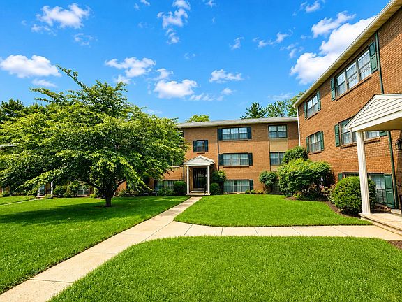 3rd image of 22 Alanbrooke Ct #22E