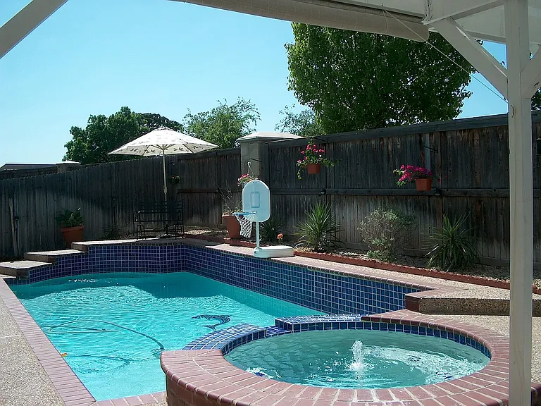 304 Patricia Ln — Photo 3