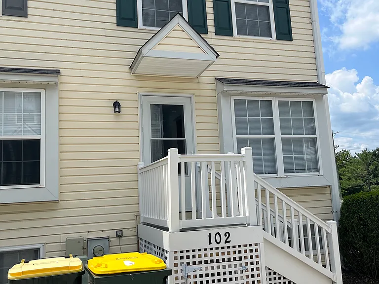 102 Gateway Dr — Photo 1