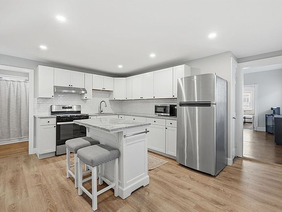 3rd image of 220 University Ave