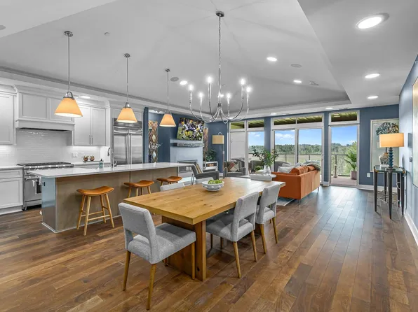 1 Hill Farm Rd #302, North Oaks, MN 55127