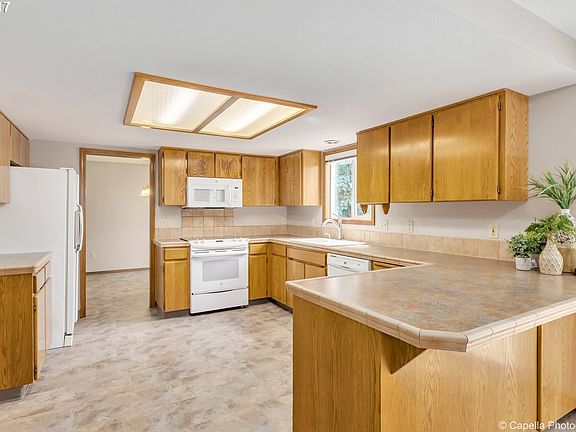 3rd image of 811 NE Melinda Ct