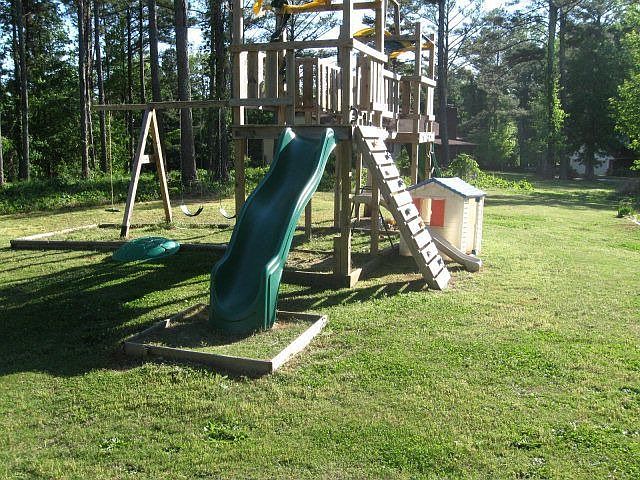2nd image of 25 W Honeysuckle Ln