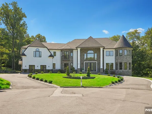 707 Black Hawk Lane, Franklin Lakes, NJ 07417