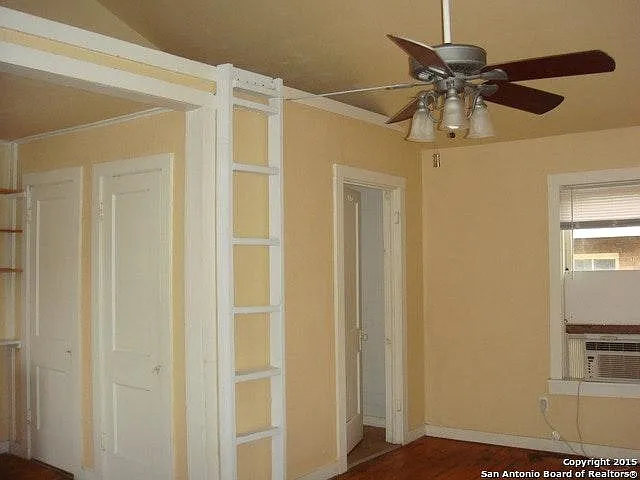 925 W Woodlawn Ave #GARAGE — Photo 1