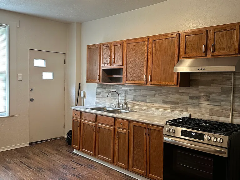 640 Middle Ave — Photo 1