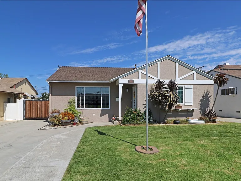 412 Catalpa Ave — Photo 1