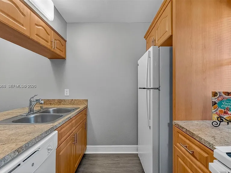 908 Twin Lakes Dr #8-C — Photo 6