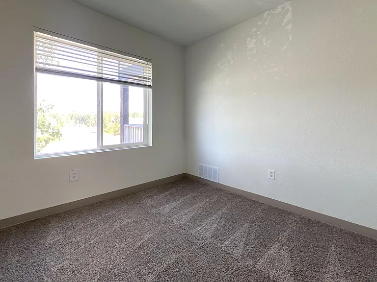 201 Ten Mile Dr — Photo 5