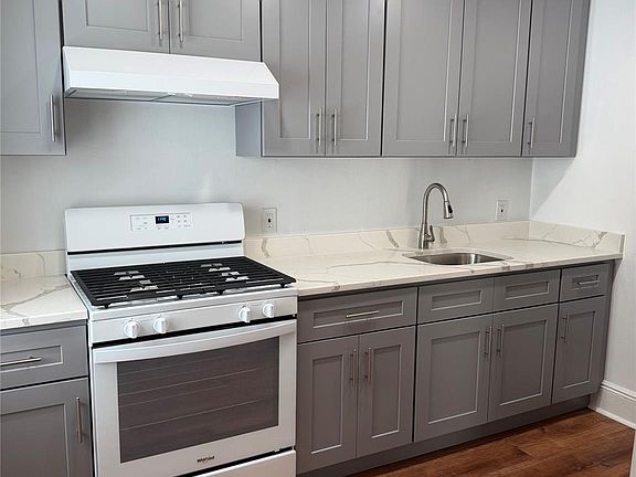 3rd image of 212 Orchard St