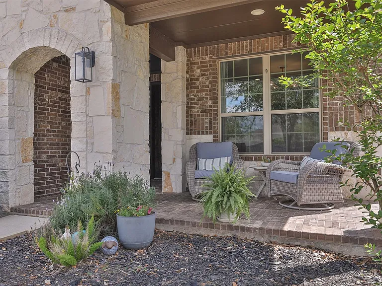 2810 Bluesage Bluff Dr — Photo 5
