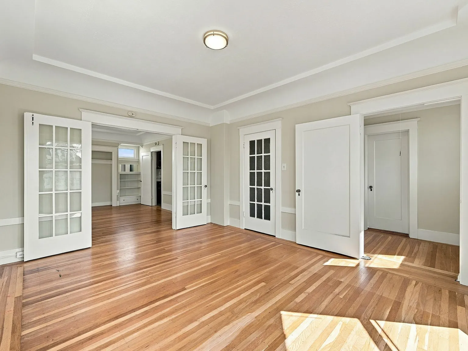 Light Galore 1BD 1BA + Large, Private Garage — Photo 2