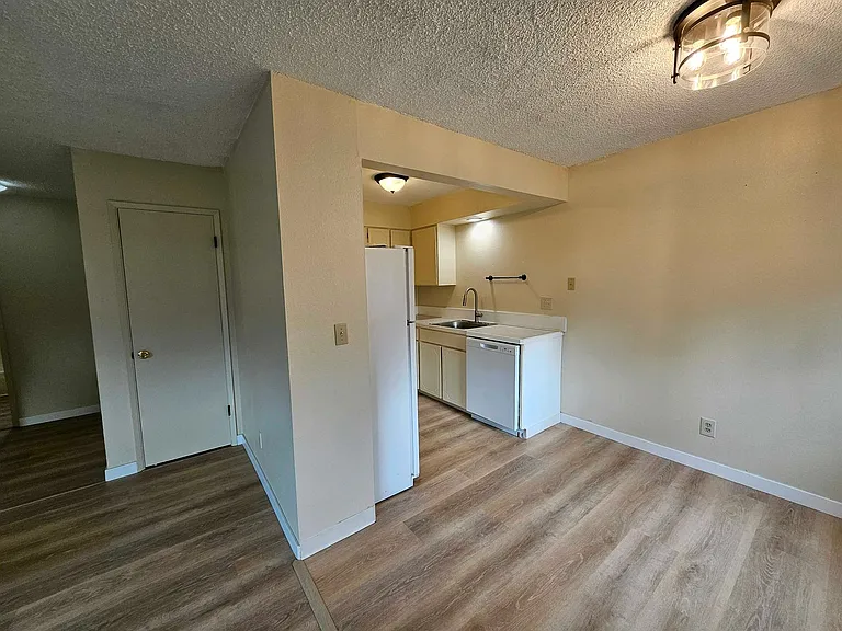 Sunset Apartments — Photo 9