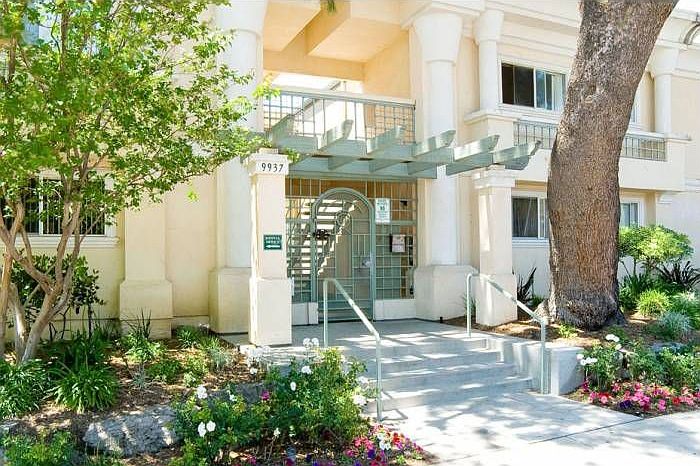 9937 Front of Building