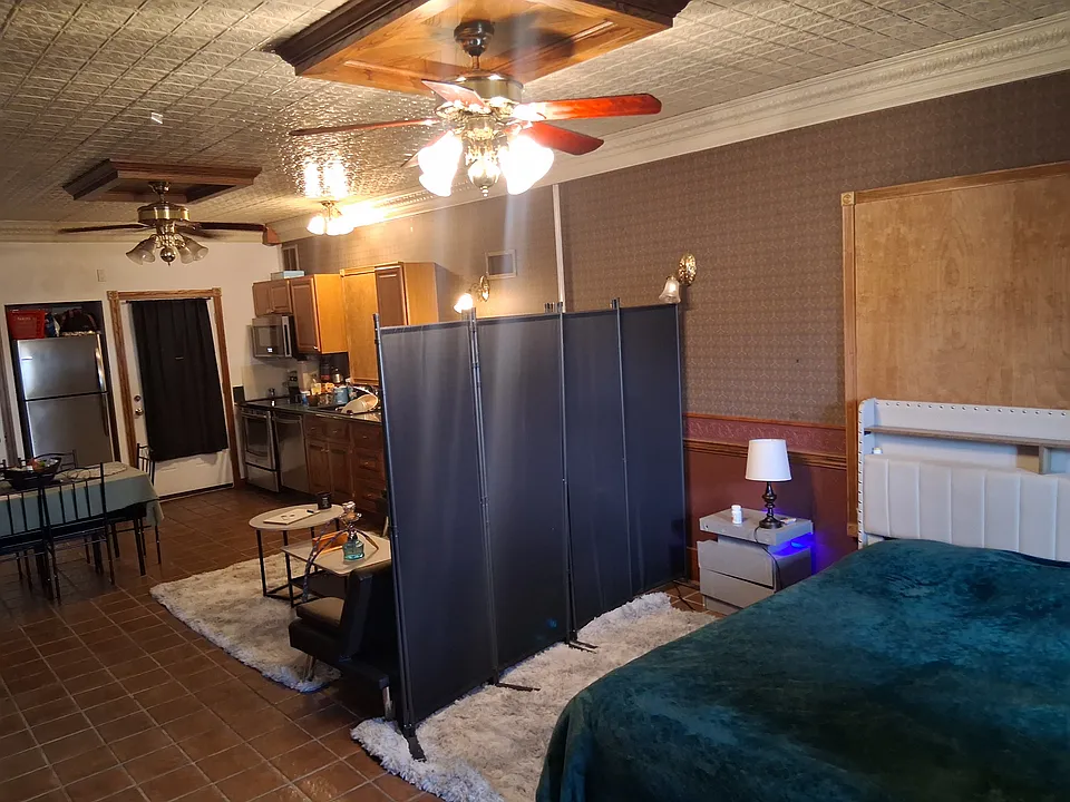 1 Rowhouse Ln #1R