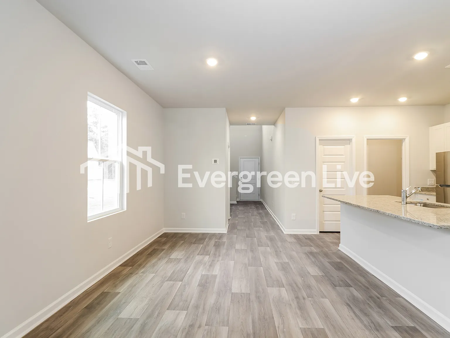 5 bed, 2.5 bath, 2359 sqft, $2,410 — Photo 4