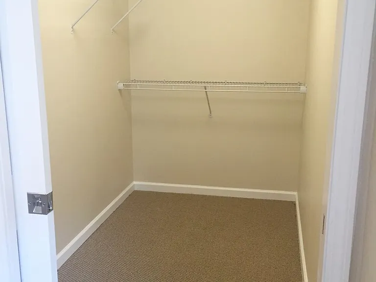 Morton Grad Apartments — Photo 41