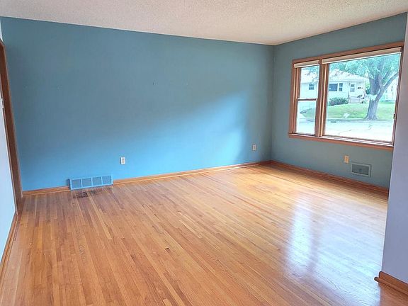 5th image of 1429 14th Ave NW