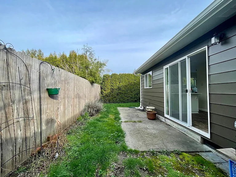 Gresham Duplex with Private Yard and a Single Car Garage! Gresham Station! — Photo 9