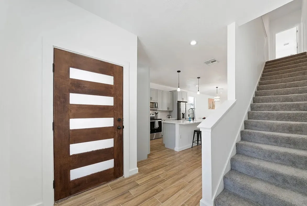 3 bed, 2.5 bath, 1650 sqft, $1,975 — Photo 2