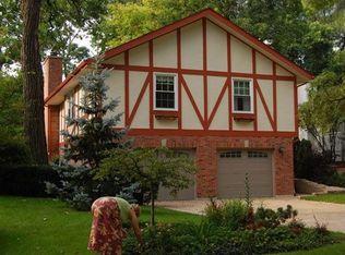 679 Green Briar Ln, Lake Forest, IL 60045