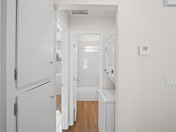 5th image of 1536 Davis St APT A