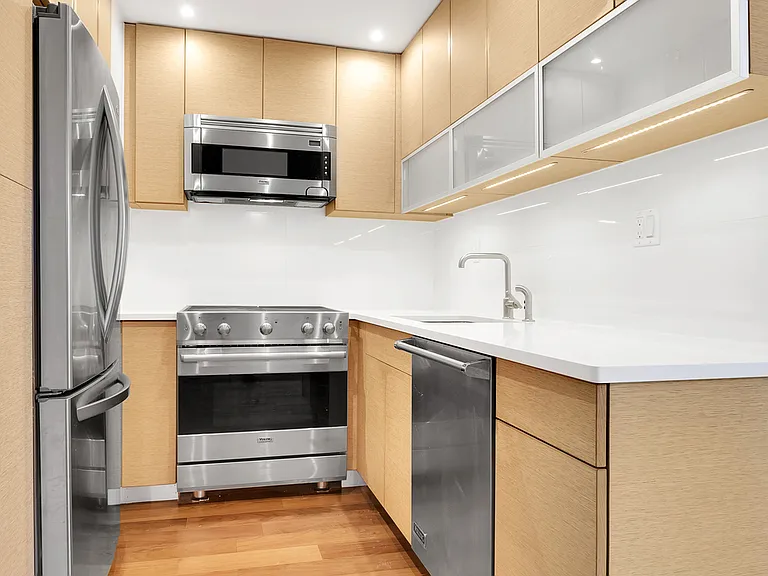 155 E 38th St #17D — Photo 4