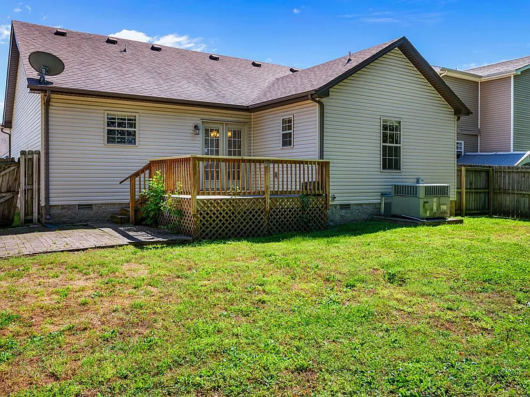 552 Falkland Cir — Photo 23