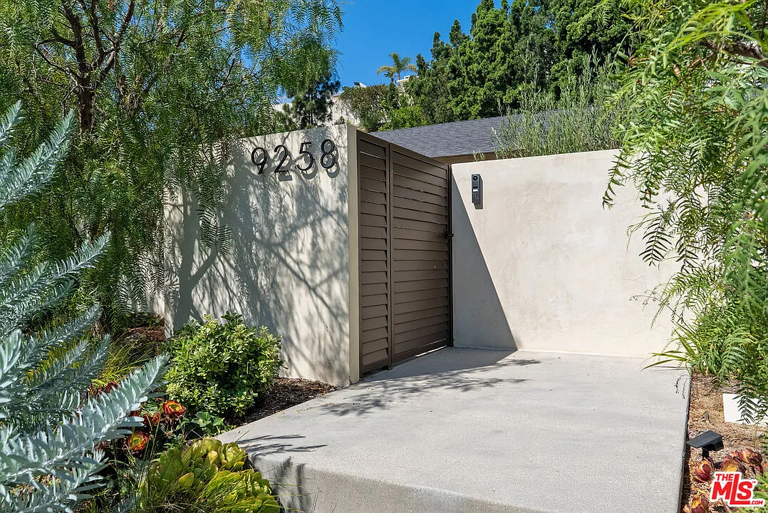 3 bed, 3.0 bath, 2555 sqft, $18,000 — Photo 2