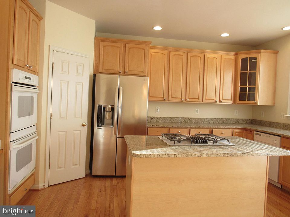 2nd image of 208 E King James St