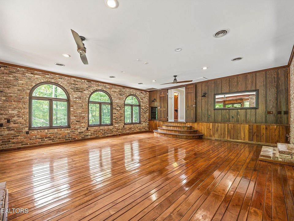 19th image of 3521 Montlake Dr