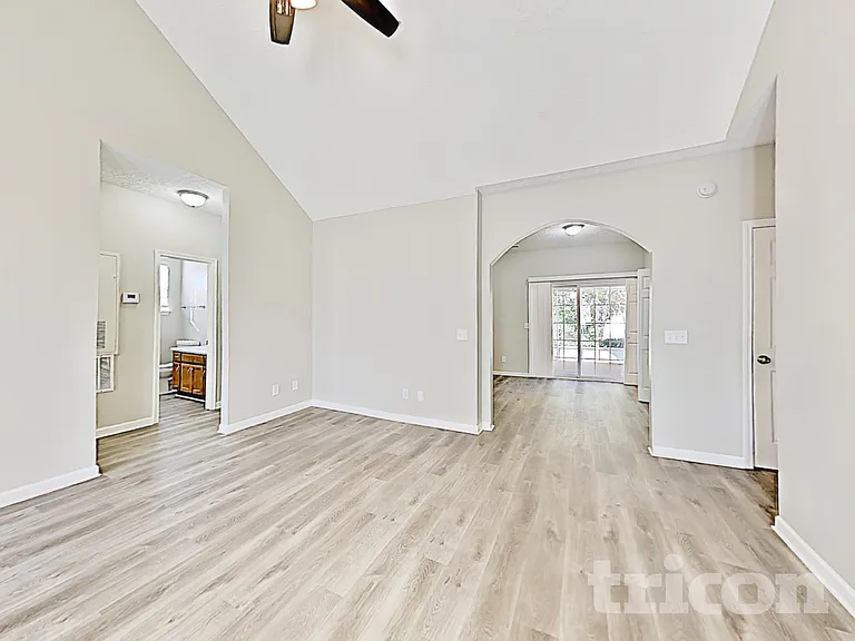 407 Barking Dr — Photo 4