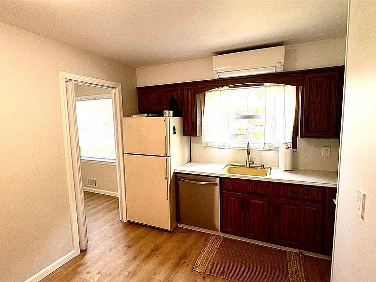 46 W Orangeburg Rd — Photo 9
