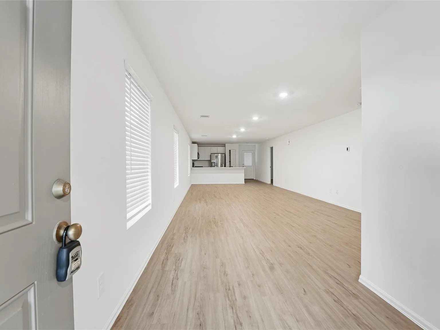 3 bed, 2.0 bath, 1421 sqft, $2,000 — Photo 3