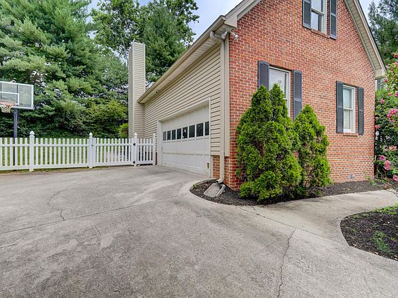 3rd image of 414 Hastings Ln