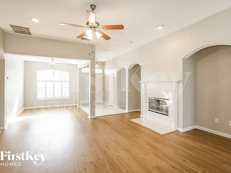 1528 Walnut Creek Dr — Photo 4