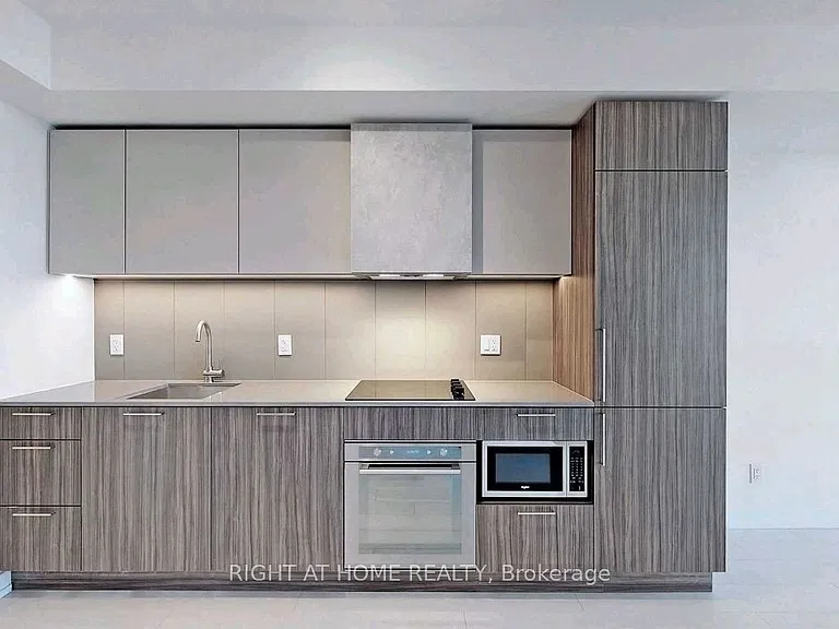 19 Western Battery Rd #Penthouse 11 — Photo 6