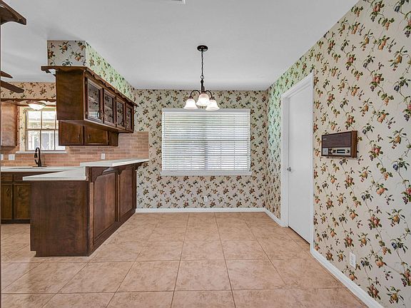 4th image of 110 Buttercup St