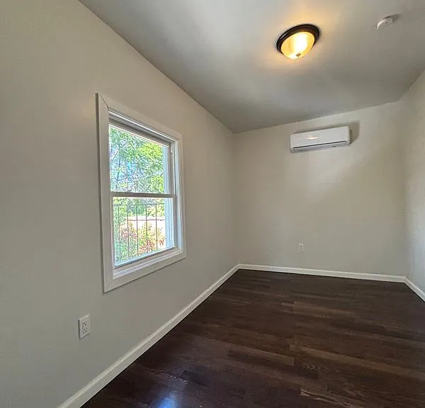 837 Penfield St — Photo 5