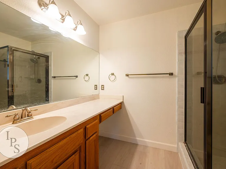 2131 E Cromwell Ave — Photo 21
