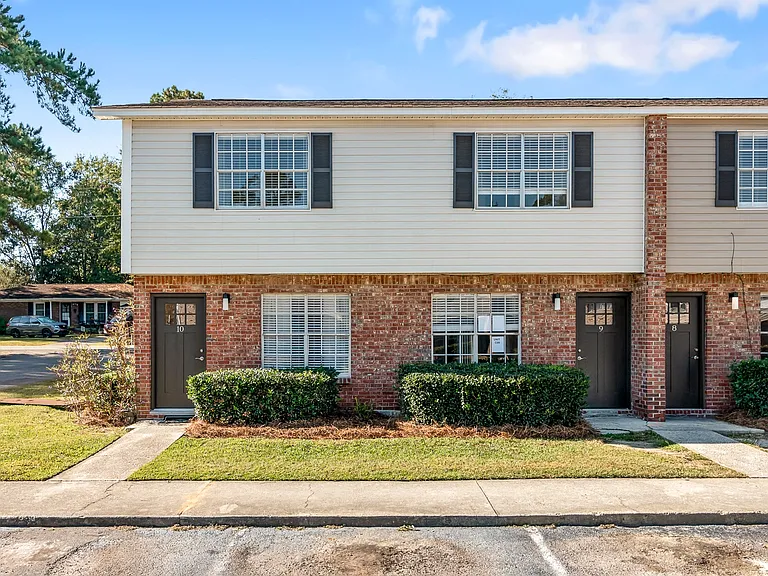 Summerville Apartments — Photo 2