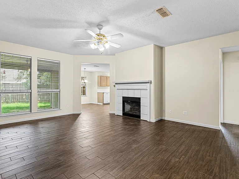 412 Dakota Dr — Photo 3