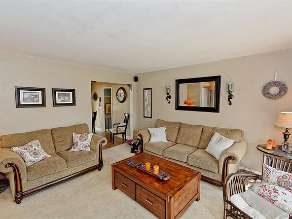 5th image of 11 Chateau Ct