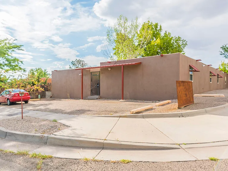 Beautiful 2 Bedroom Casita w/ Yard in Gated NE Heights Compound — Photo 4