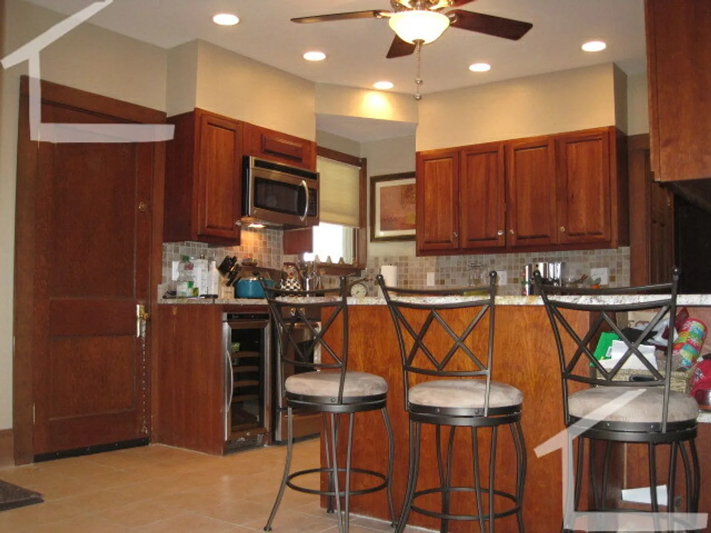 Huge, nicely renovated, pet friendly 3 bed unit! — Photo 4